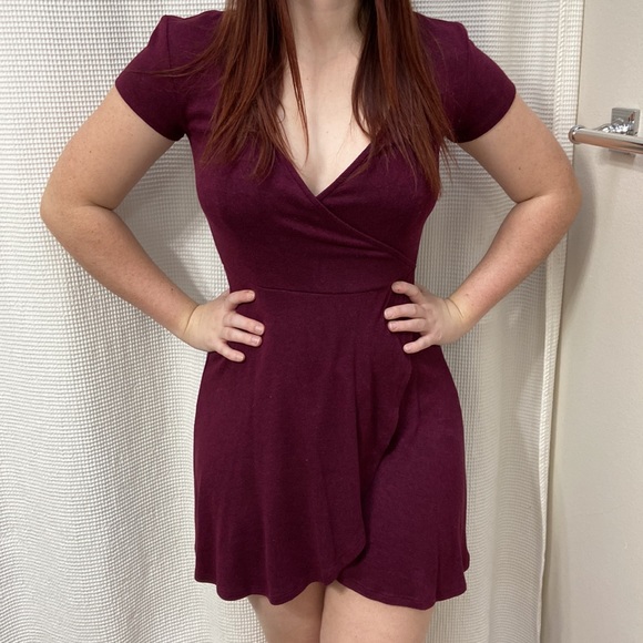 Women’s Arizona Jean Co burgundy/wine colored soft v-neck faux wrap dress. Sz S - Picture 2 of 7